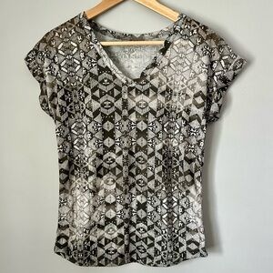 Decree Geometric Pattern Black & White V Neck Short Sleeve Top Size Small